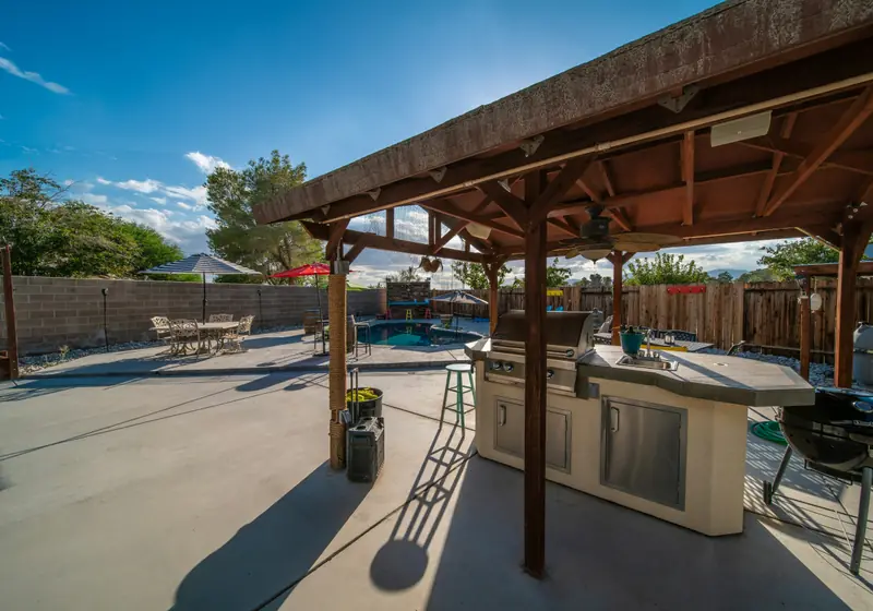 Built-In BBQ Islands & Outdoor Kitchens